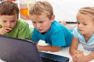 هل يبذل الآباء جهوداً كافية لحماية أولادهم على الإنترنت؟