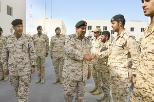 القائد العام لقوة دفاع البحرين يتفقد إحدى الوحدات