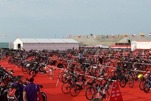 الفريق البحريني للترايثلون يشارك في جولة دبي للتاج الثلاثي