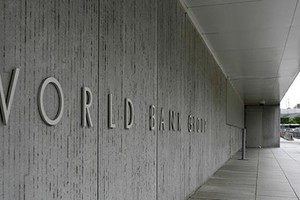 البنك الدولي يخفِّض توقعاته لأسعار النفط