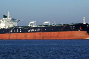 ناقلة نفط إيرانية تغادر أسطول التخزين البحري متجهة إلى الصين