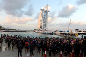 ناصر بن حمد يحقق المركز الرابع في سباق التاج الثلاثي للترايثلون في دبي