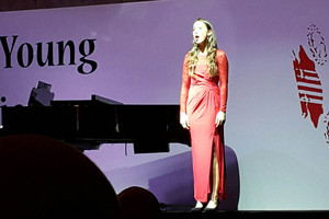 طالبة من مدرسة الخبيرات البريطانية تفوز بجائزة الموسيقيين الشباب