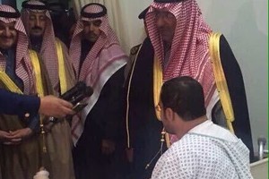 ولي العهد السعودي يزور مصابي التفجير الإرهابي لمسجد الرضا بالأحساء