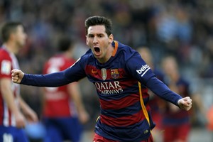 ميسي وسواريز يقودان برشلونة لإسقاط أتلتيكو بالقاضية والانفراد بصدارة الدوري الإسباني