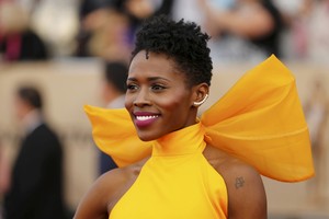 بالصور... نجمات السينما يتحولن لعارضات أزياء على السجادة الحمراء