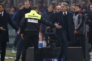 رابطة أندية الدوري الإيطالي توقف مدرب انتر ميلان مانشيني