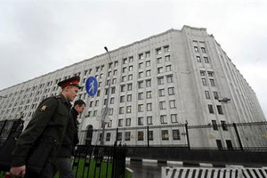 'الدفاع الروسية': تلقينا تسجيلاً مصوراً يظهر المدفعية التركية تقصف قرية حدودية سورية