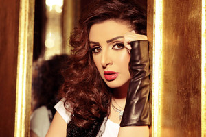 والدة طليق أنغام: مَن رفع الضبط والإحضار في المطار؟