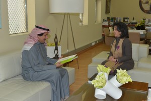 الشيخة مي تهدي السفير الكويتي كتاب 'وجهتك البحرين'