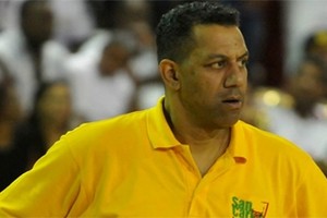 ديريك بيكر يصل اليوم لقيادة سلة المحرق