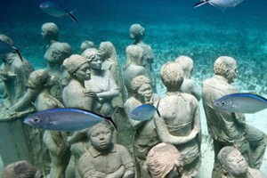 شاهد الصور...أول متحف أوروبي تحت الماء في البحر الكاريبي