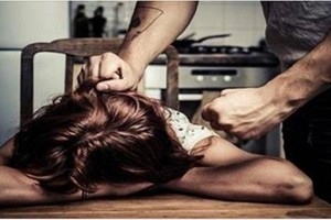 ممثل يضرب زوجته الحامل أمام الجميع في الحيّ