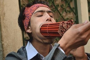 نيبالي يدخل 138 قلما في فمه دفعة واحدة