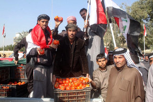 المزارعين العراقيون يعتصمون بسبب 'الطماطم' عند 'منفذ سفوان' ويتسببون بإغلاقه