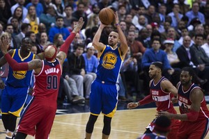 كيوري يتألق ليقود واريورز إلى انتصاره الثامن على التوالي بدوري السلة الأميركي