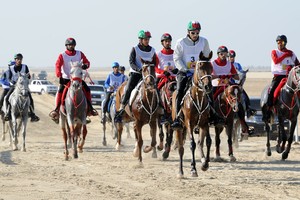 ناصر بن حمد يرحب بمشاركة ولي عهد دبي وفرسان الإمارات في السباق