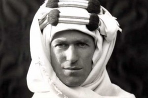 خنجر 'لورانس العرب' وعباءته للبيع!