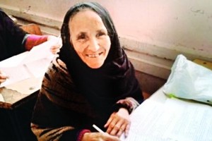 سبعينية مصرية تخوض امتحانات 'المتوسطة' وتحلم بالعمل 'مذيعة'