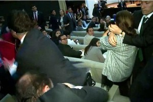 حرس الرئيس التركي يصطدمون بمحتجين في أكوادور