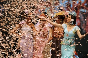 شاهد صور... العرض الختامي لأزياء راقصات الفلامنكو في أشبيلية