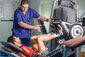 آل رحمة يشيد بجهود الأولمبية في تطوير مركز الطب الرياضي