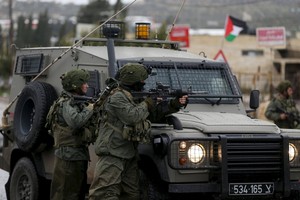 قوات إسرائيلية تعتقل 10 فلسطينيين في الضفة الغربية