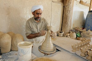 البحريني الحاج يونس أبو محمود اثناء ممارسته مهنة صناعة الفخار التي تشتهر بها قرية عالي 