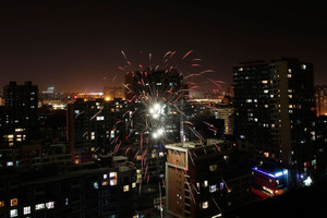 الصين تحتفل بعام القرد بعروض ألعاب نارية بسيطة للحد من التلوث