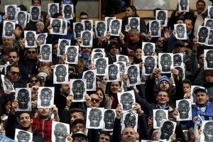 جمهور نابولي يرد على عنصرية جمهور لاتسيو بقناع كوليبالي