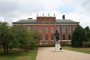 رجل يشعل النار في نفسه خارج قصر الأمير وليام بلندن