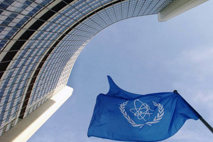 وكالة الطاقة تتوقع نمو تخمة معروض النفط وتستبعد اتفاق المنتجين