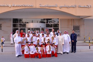 عسكر يلتقي منتخب السباحة العائد من الدوحة بـ 50 ميدالية خليجية