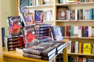 ﻿ماريسا ميير: العالم لم يُصنع من البشر البِيض فقط وكذلك عوالم الرواية