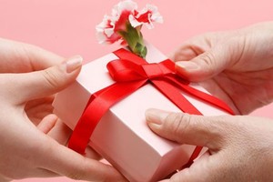 الرجال ينفقون أكثر من النساء على هدايا عيد الحب