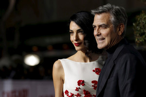 جورج كلوني سعيد بالهندام غير المعقد للرجال