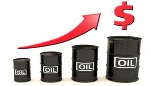 النفط يقفز من أدنى مستوى في 12 عاما مع تجدد الحديث عن موافقة أوبك على خفض للإنتاج