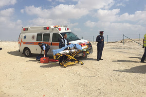 شاهد الصور... إصابة بليغة لشاب بتدهور دراجته النارية من على جسر دوار 18