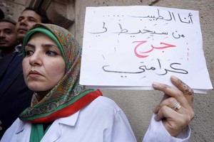 آلاف من أطباء مصر ينظمون احتجاجا بعد تعدي رجال شرطة على طبيبين