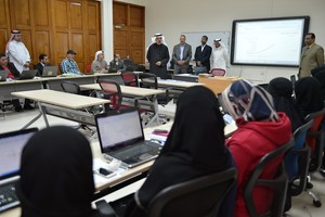 وزير التربية والتعليم يقوم بزيارة إلى ورشة الاستراتيجية العددية