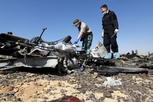 وفد روسي يغادر القاهرة بصحبة صندوق يضم أشلاء من ضحايا طائرة سيناء