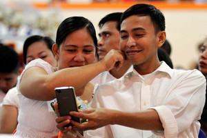 بالصور.. المئات يشاركون في حفل زفاف جماعي في الفلبين