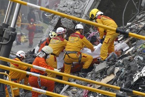 أكثر من 100 قتيل في انهيار المبنى السكني في تايوان بعد الزلزال