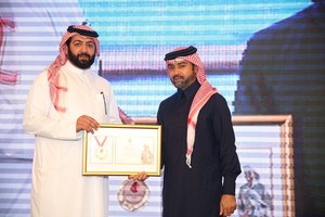 الفهادي يتوج بالمركز الأول بـ 'مزاين الصقور'