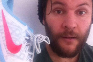 شاب بريطاني يبحث عن 'سندريلا' نسيت حذاءها بالتاكسي