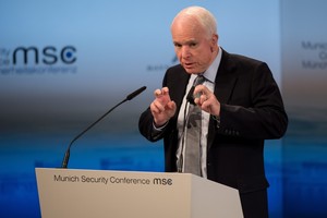 السناتور مكين يقول إنه سيستدعي بحارة أميركيين احتجزوا في إيران