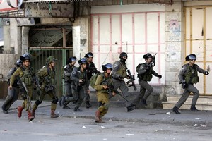 القوات الإسرائيلية تعتقل 10 فلسطينيين في الضفة الغربية