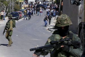 صدامات عنيفة بين فلسطينيين وجنود إسرائيليين في مخيم بالضفة الغربية