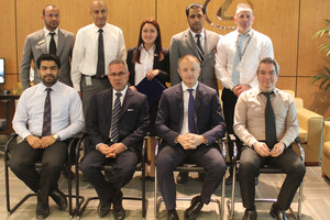 'إبراهيم خليل كانو' تكرم موظفين من قسم الصباغة والتصليح