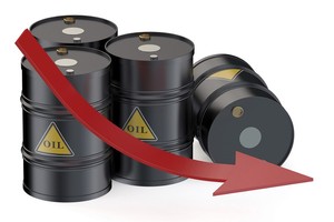 النفط يتراجع مع ارتفاع الدولار ونشر بيانات صينية ضعيفة